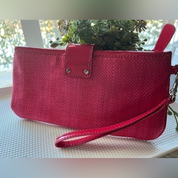 ⭐️host PICK⭐️ Red Wristlet - Picture 3 of 6
